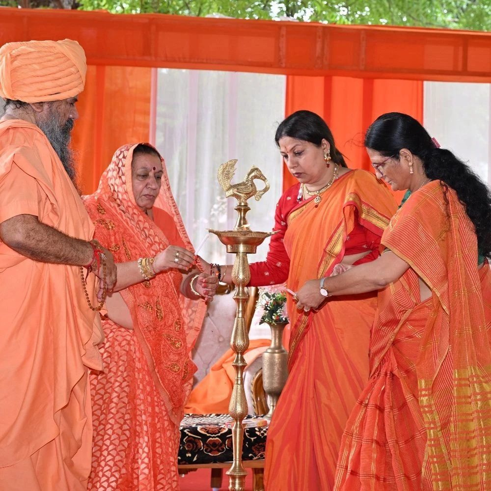 Annual meeting of Sanatan Dharma Sansthan Mahila Sangathan held in Gandhinagar: With the blessings of Shankaracharya Sadanand Saraswati and under the guidance of Muktanandaji Bapu, Usha Kapoor presided over the function.