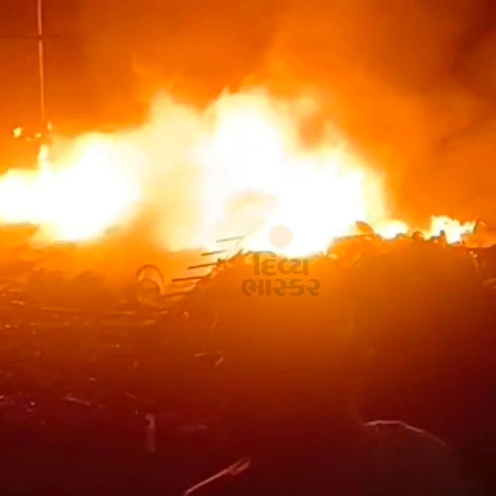 A.K. in Godhra Fire in Traders' Scrap Stock: 2 Firefighters Managed to Douse After Hours of Struggle, Fortunately No Casualties
