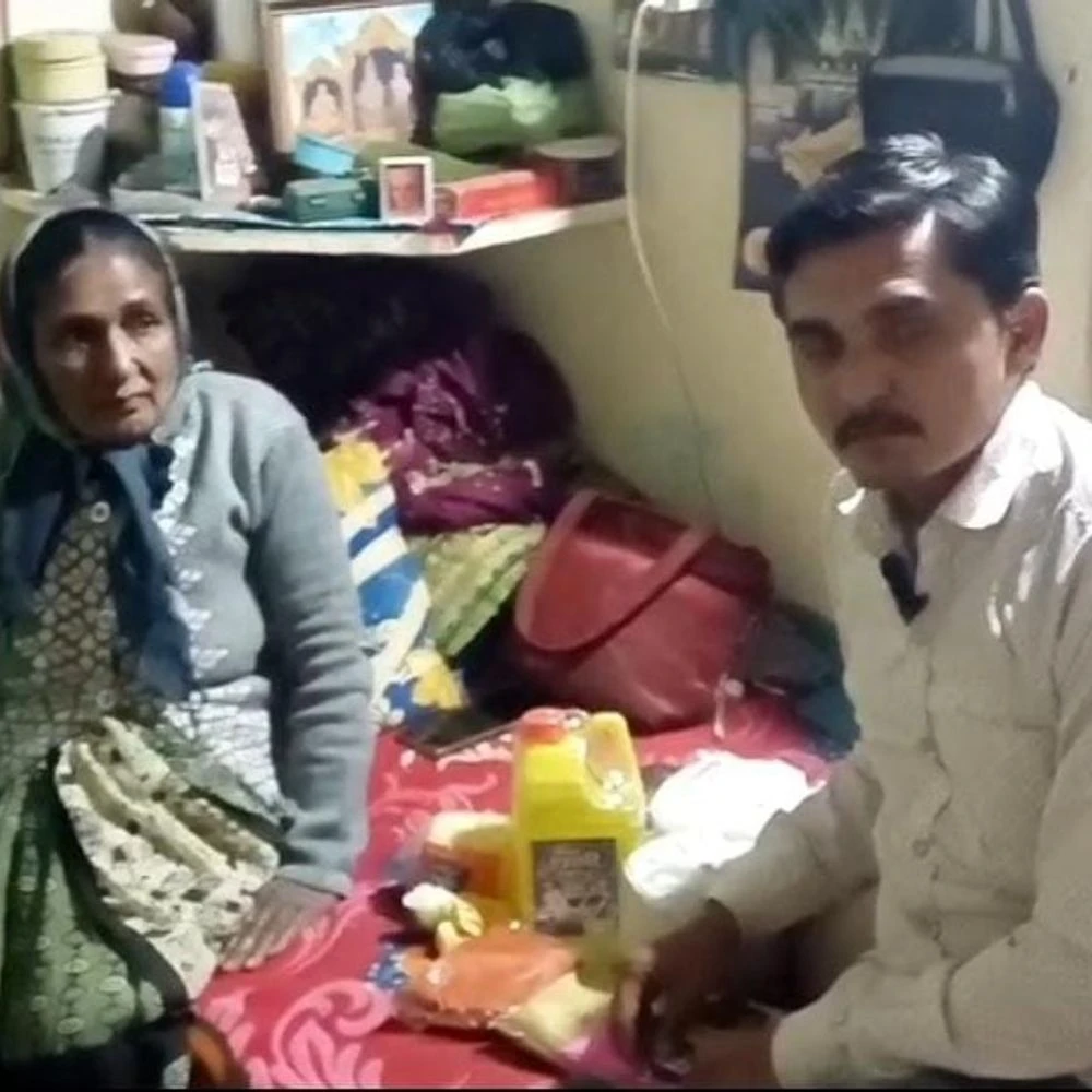 Social workers give ration kit to Vaishaliben of Wadhwan: Decision to help every month, a ray of hope in life