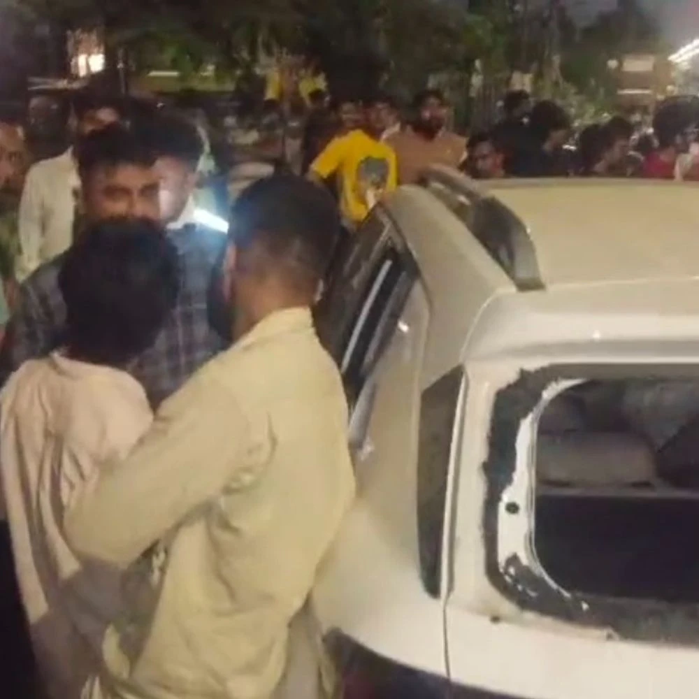 Mother-daughter duo riding Activa met with an accident: Mother suffers serious head injury, driver flees after leaving car on road from Gurukul crossroads to Waghodia